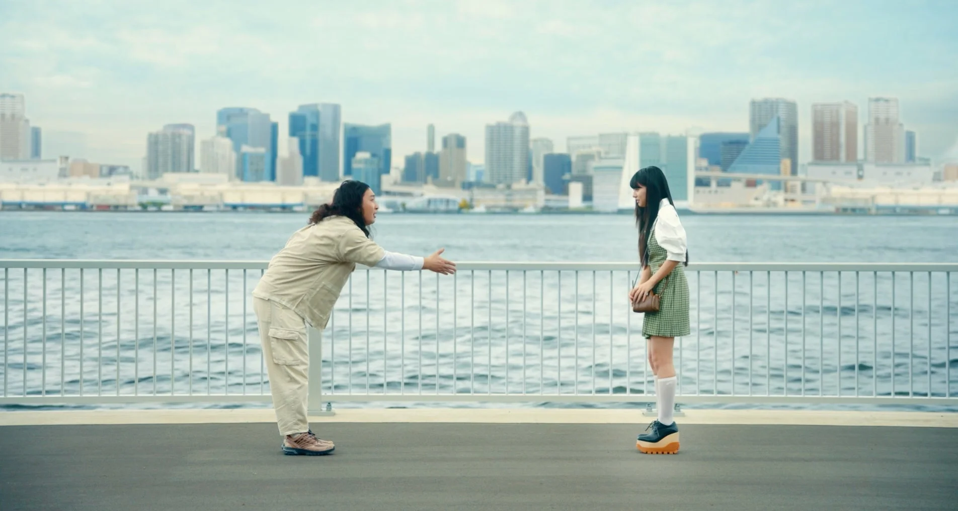 男性が女性に近づく