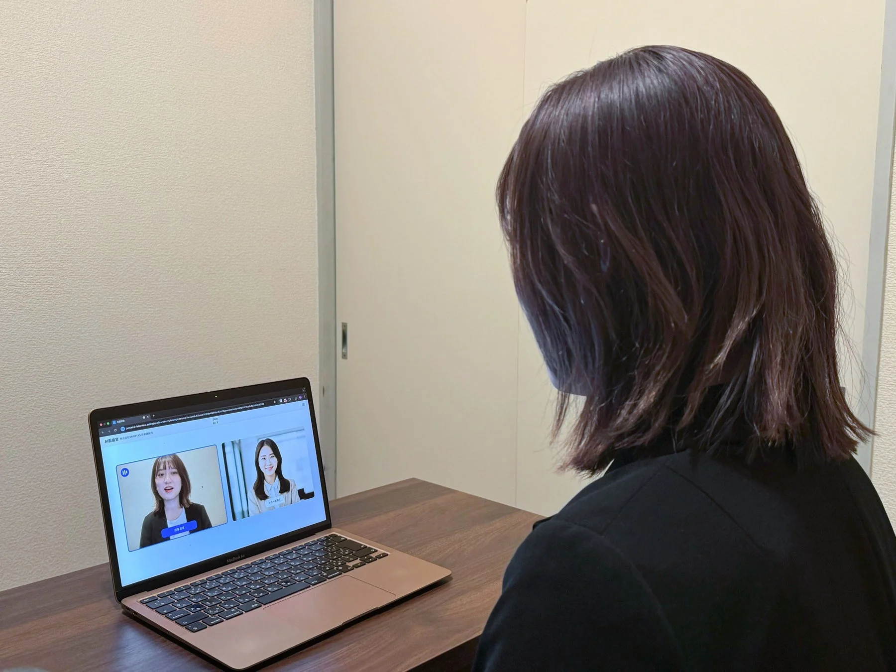 AI面接官を利用する女性