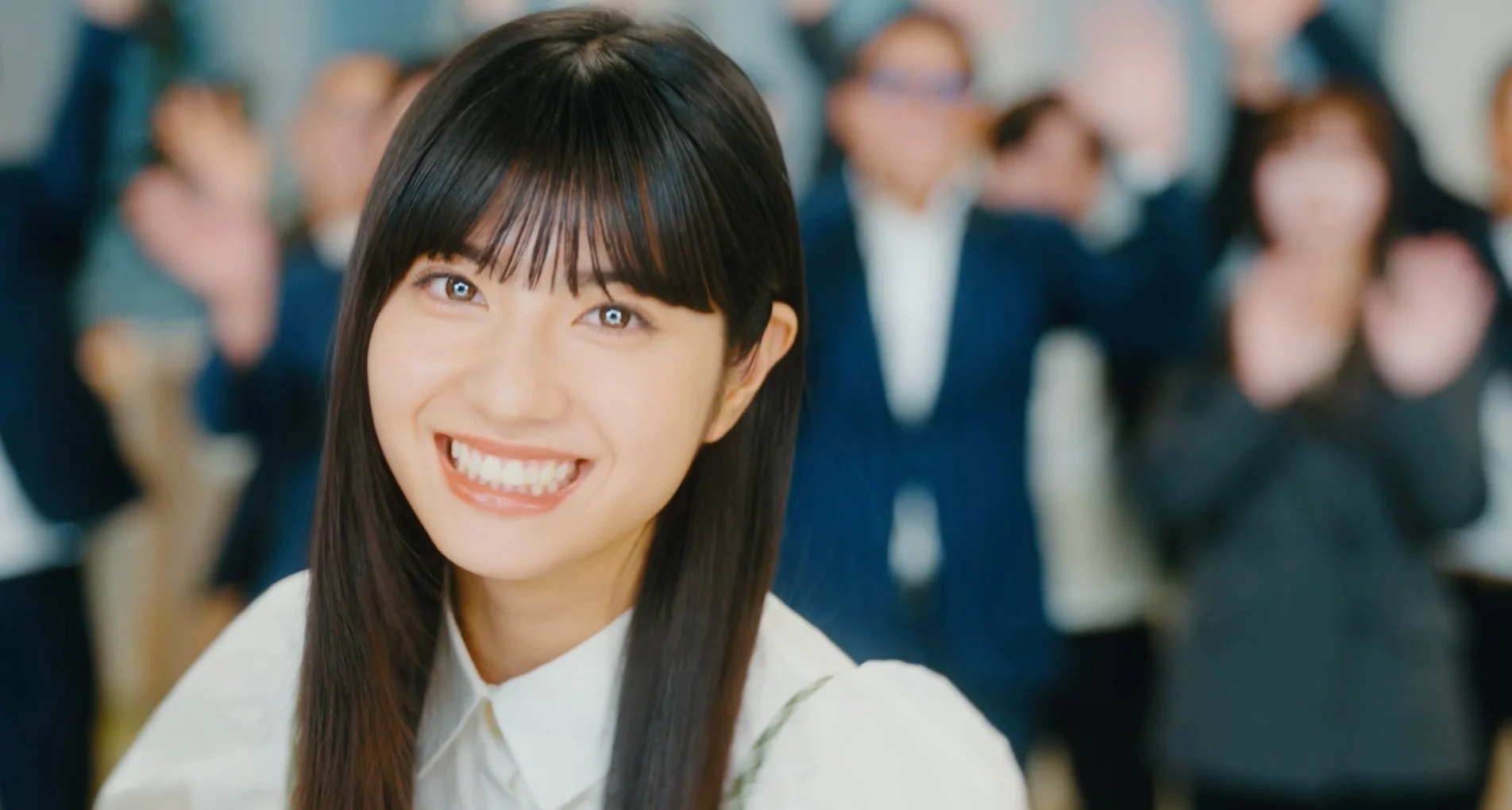 女性が応援するような笑顔