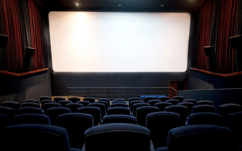 映画館のスクリーンと座席