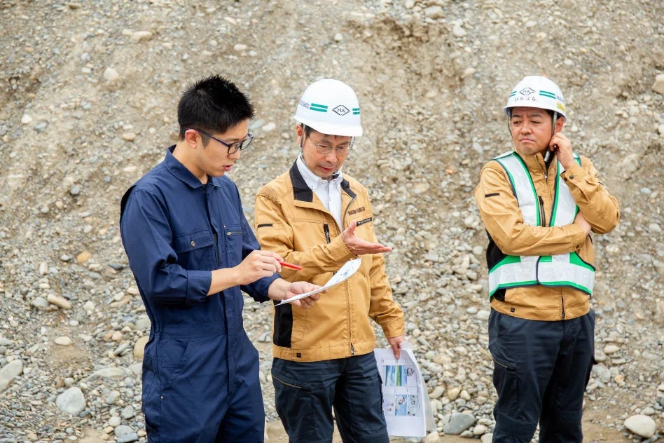 建設現場での打ち合わせ