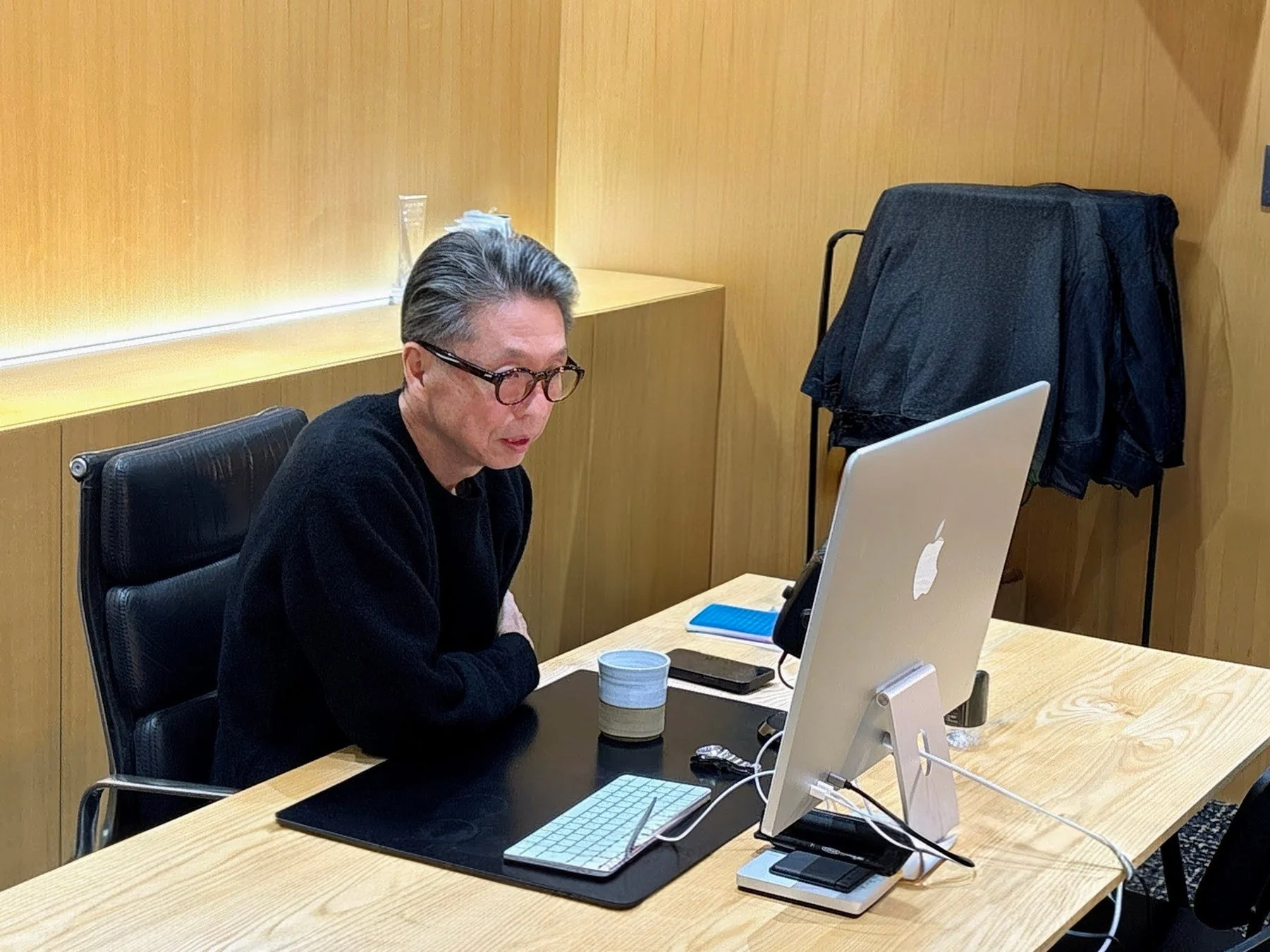 パソコン作業をする男性