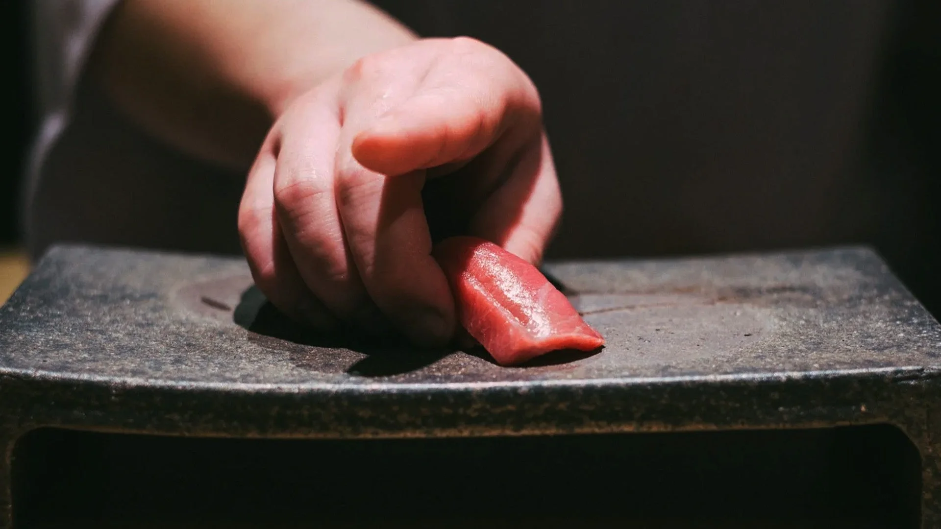 職人が魚を扱う様子