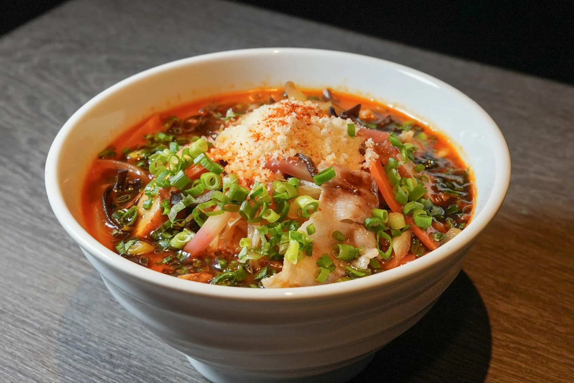 ボリューム満点の辛いラーメン