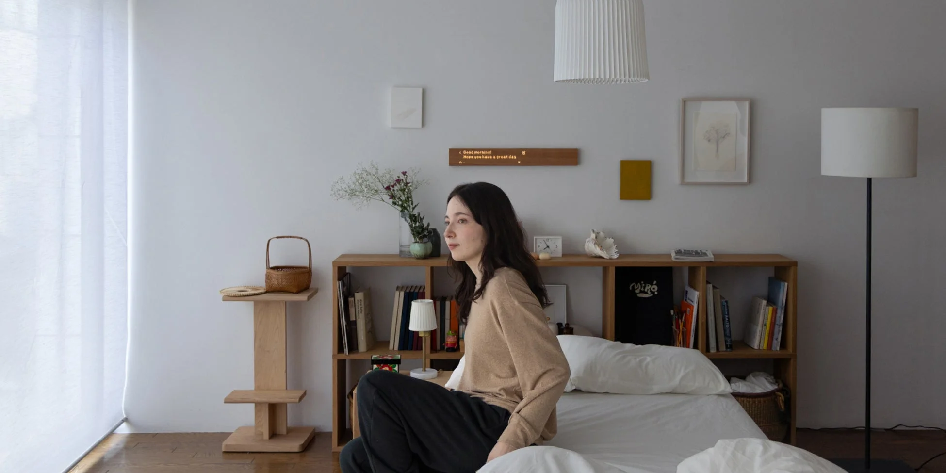 ベッドルームでリラックスする女性