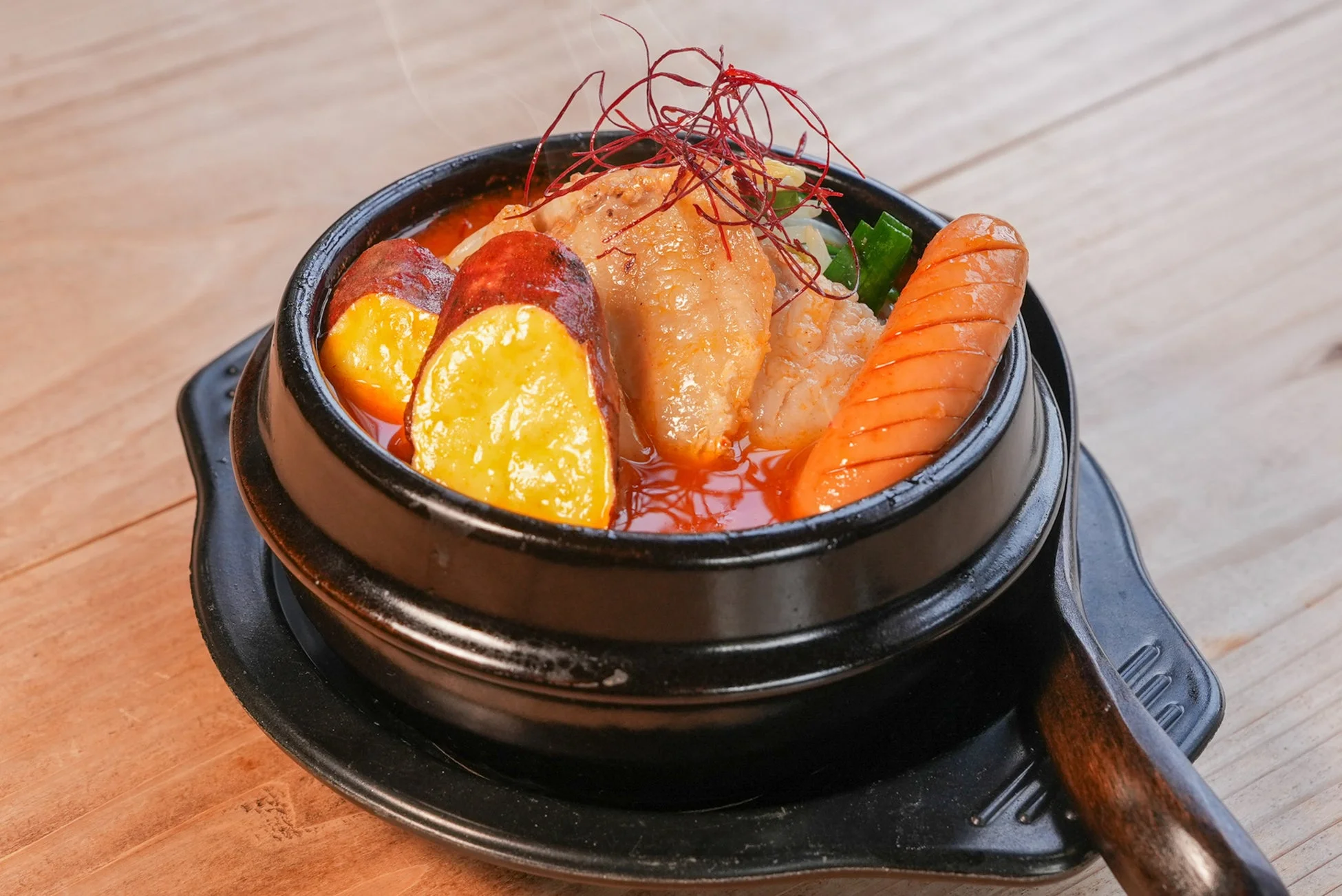 鶏肉とソーセージの辛い鍋料理