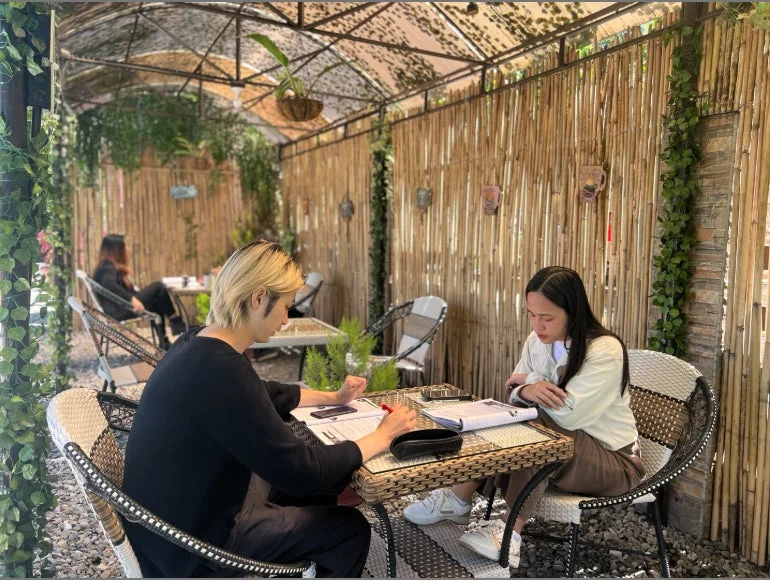 屋外カフェで勉強する様子