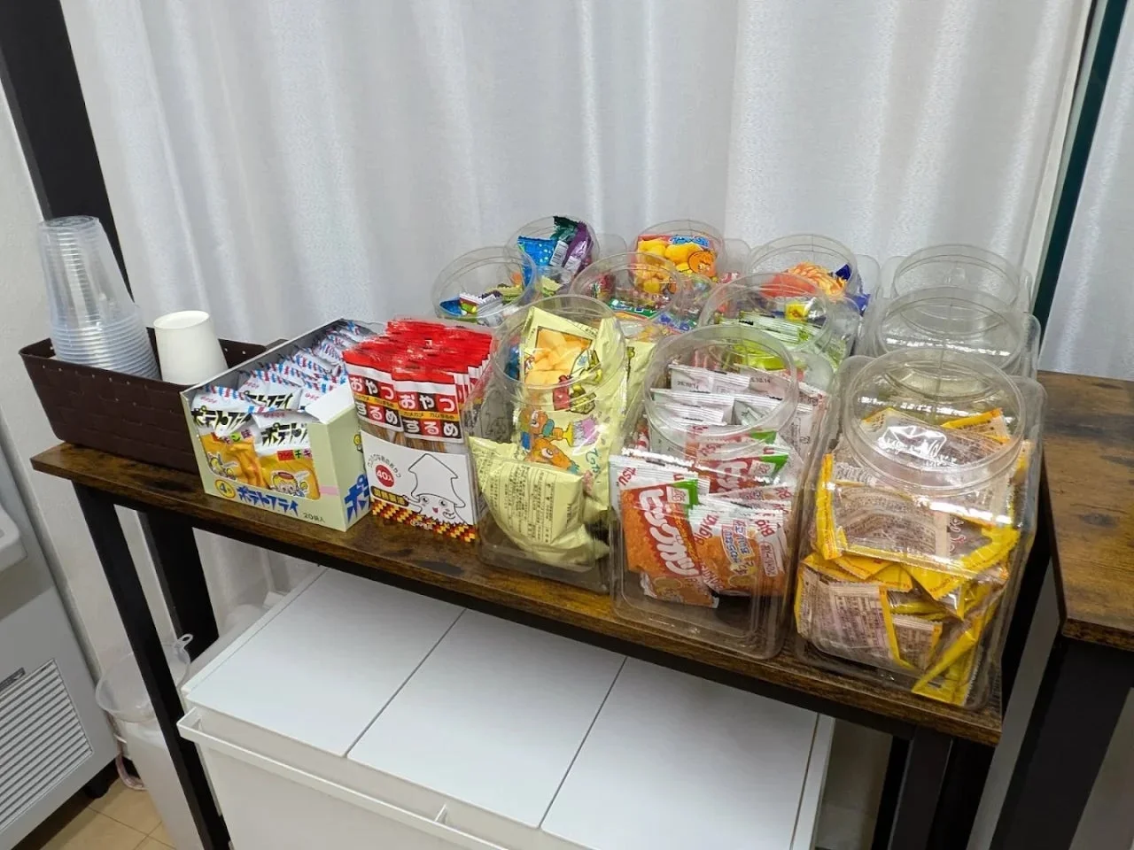 個包装のスナック菓子が並べられた休憩スペースの画像