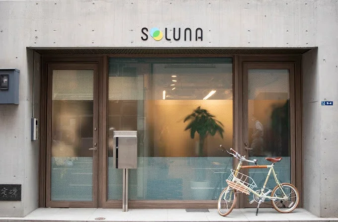SOLUNAの店舗入り口