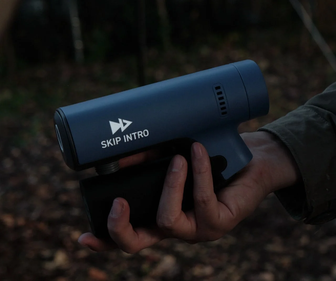 手がデバイスを持っている