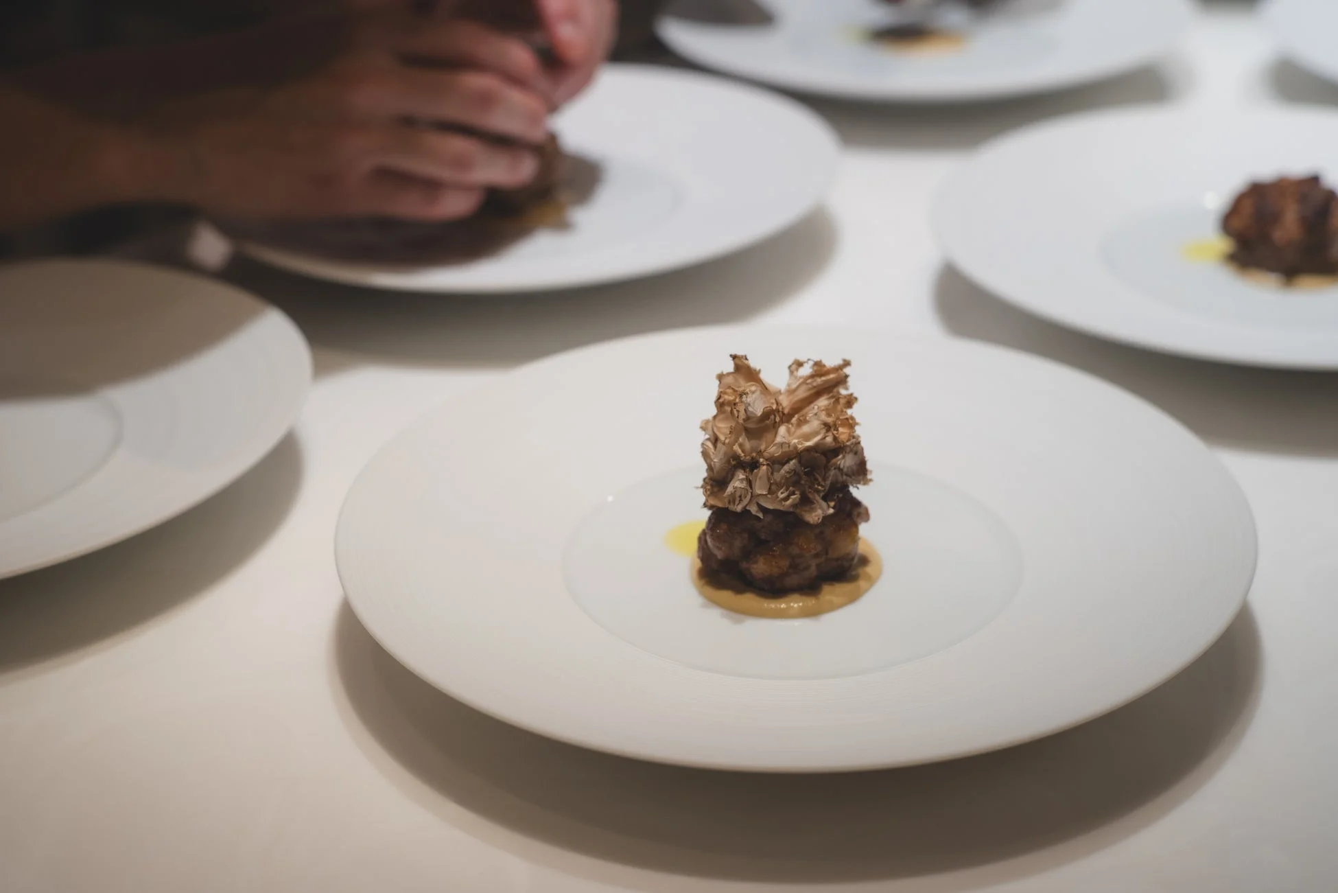 白い皿に美しく盛り付けられた一品料理