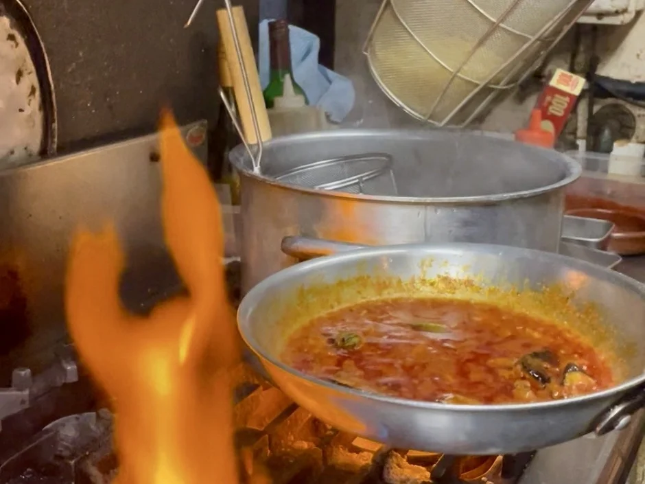 活気ある調理中の厨房