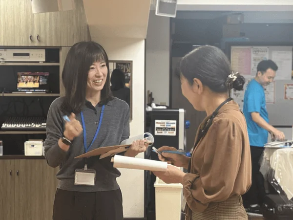 会話する女性たち