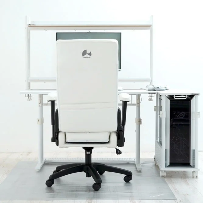 白を基調としたゲーミングデスク環境