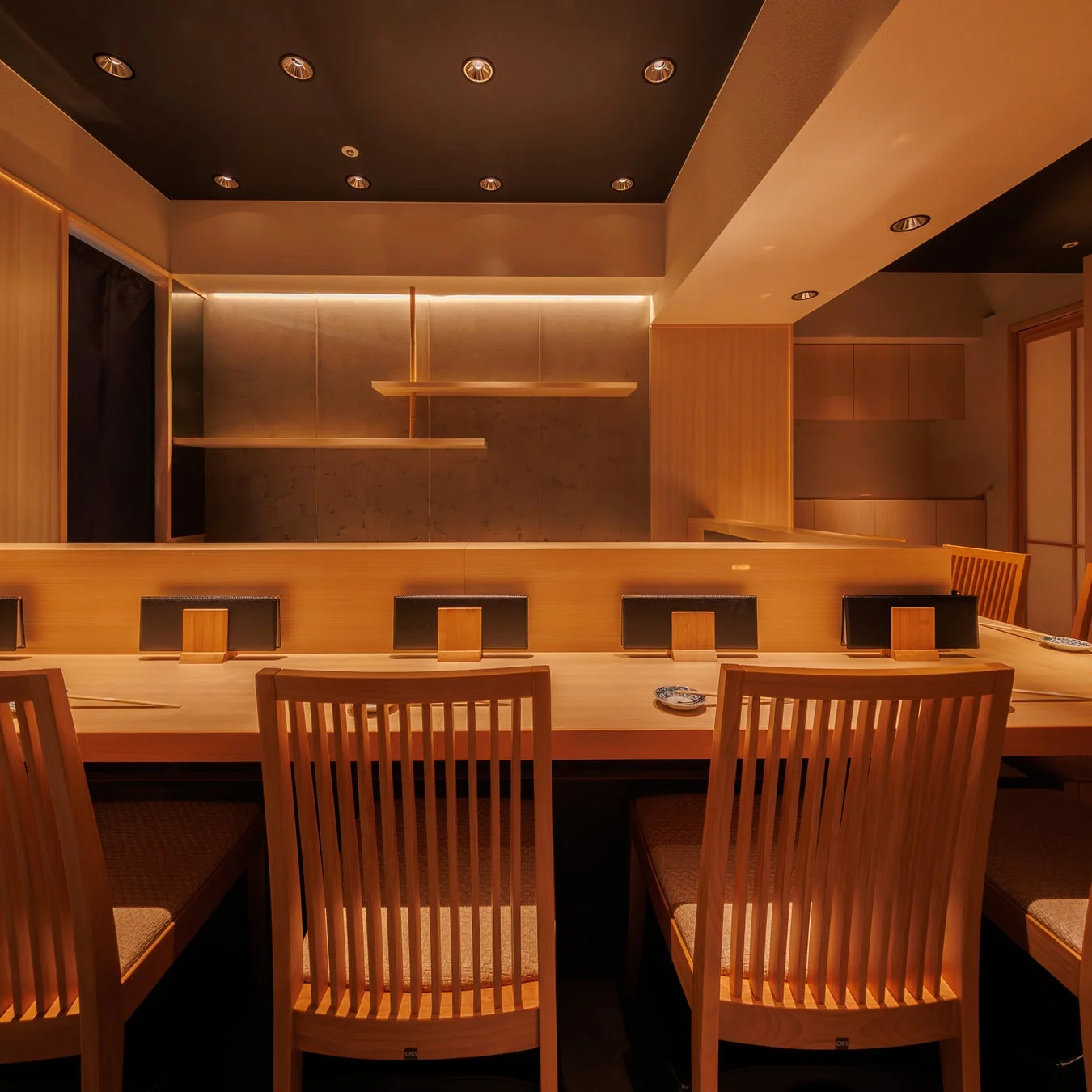 モダンなカウンター席の様子