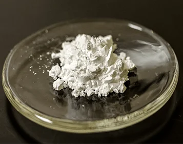 白い粉末状の焼成酸化アルミニウム