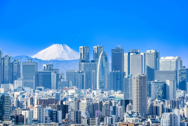 富士山と高層ビル群の都市景観
