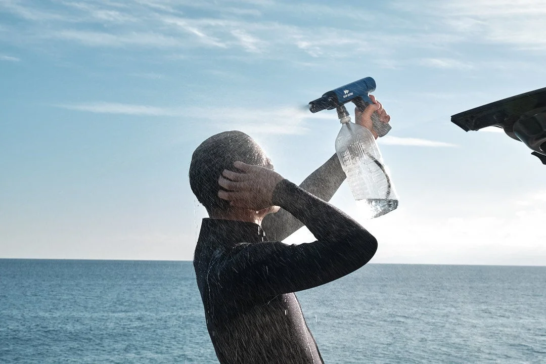 ウェットスーツの人がシャワー