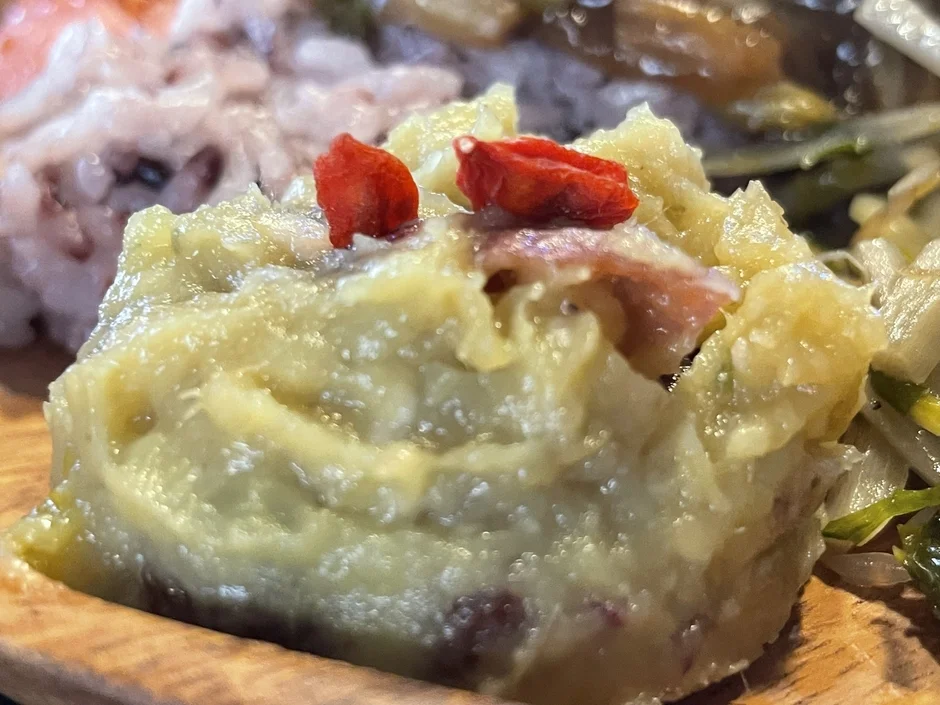 マッシュ状の料理とクコの実