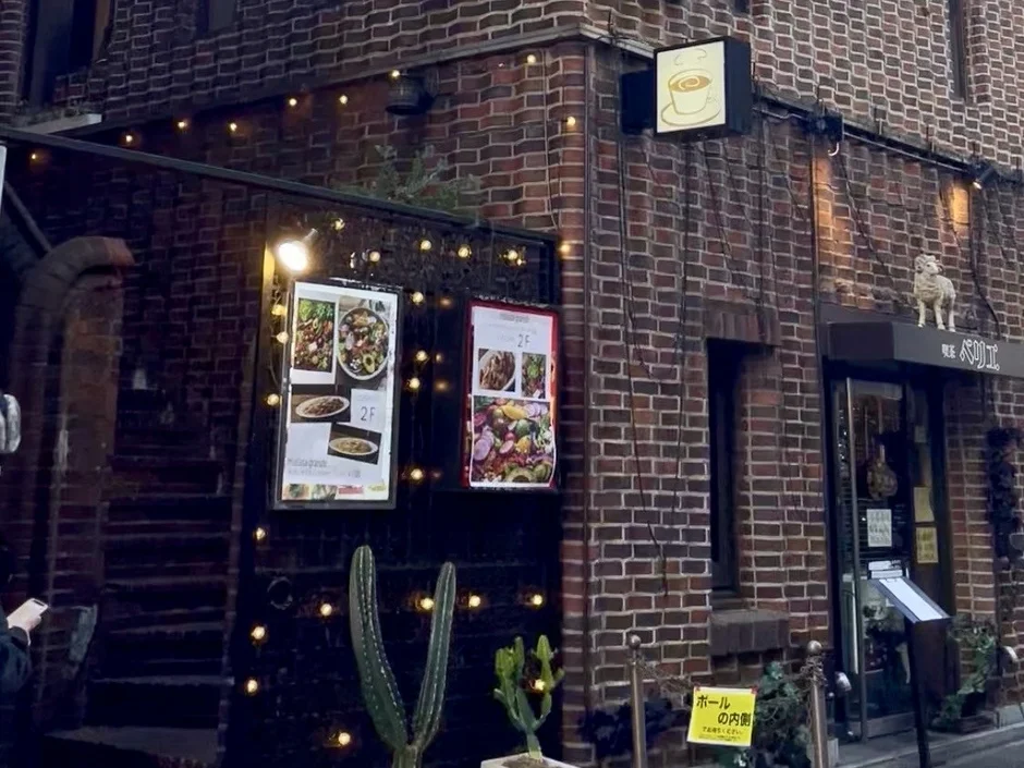 純喫茶パリエが入るビルの外観