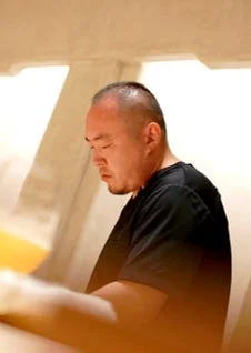 真剣な表情でうつむいている木本泰哉氏の横顔