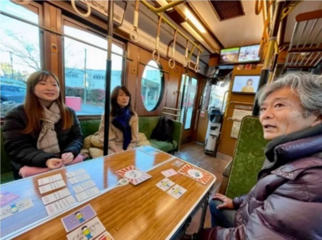 とさでん貸切電車で昭和の思い出が蘇る！🚃 高齢者の心を豊かにするカードゲーム「ショウワニア」体験会が高知で開催✨