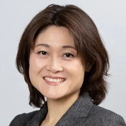 笑顔で正面を向いている東野篤子氏