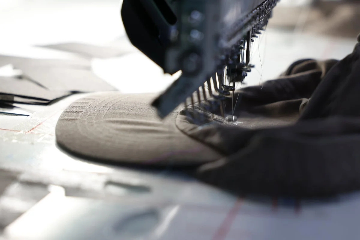 刺繍ミシンで帽子に模様を縫い付けている様子