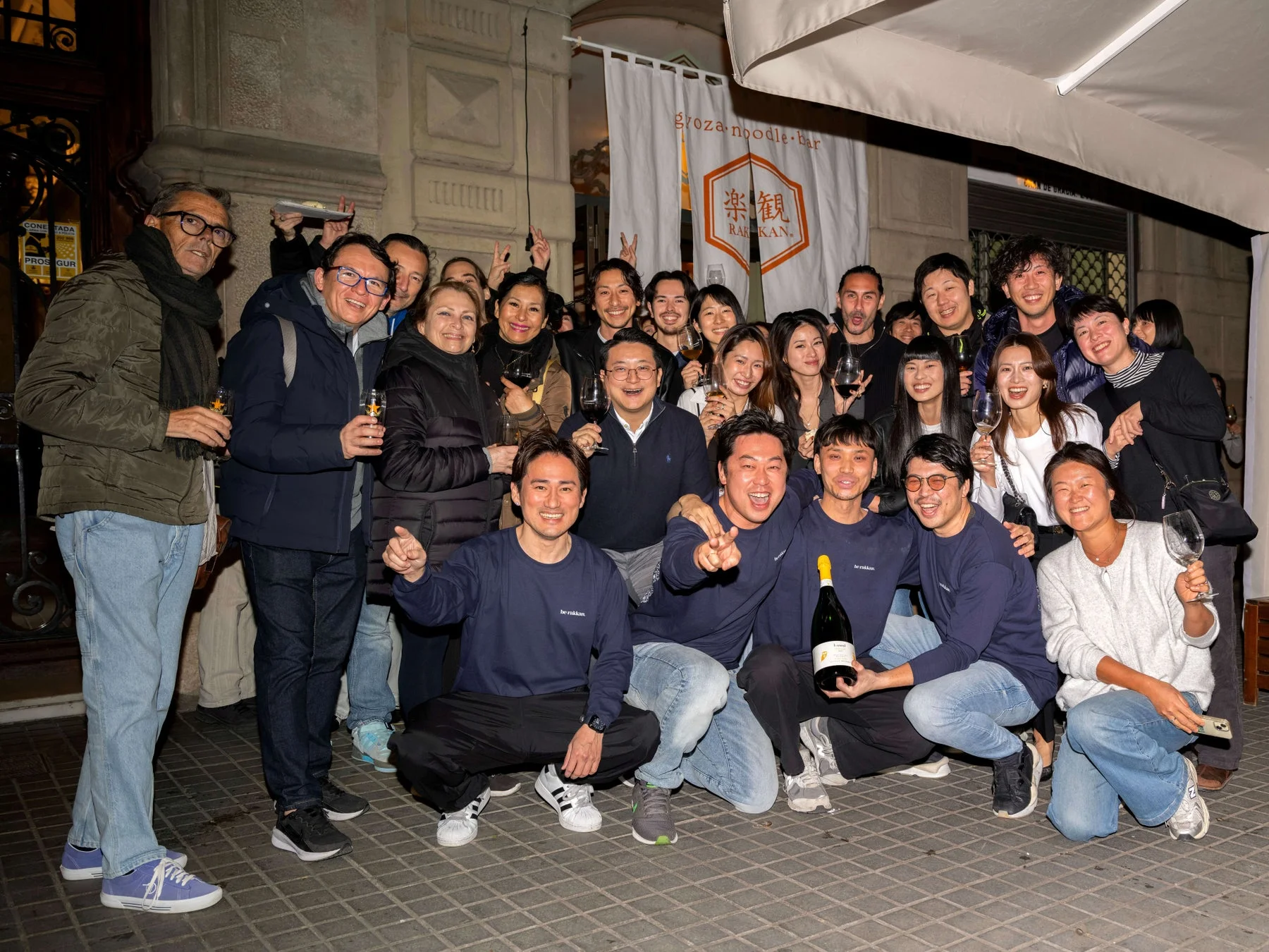 夜のレストラン前での集合写真