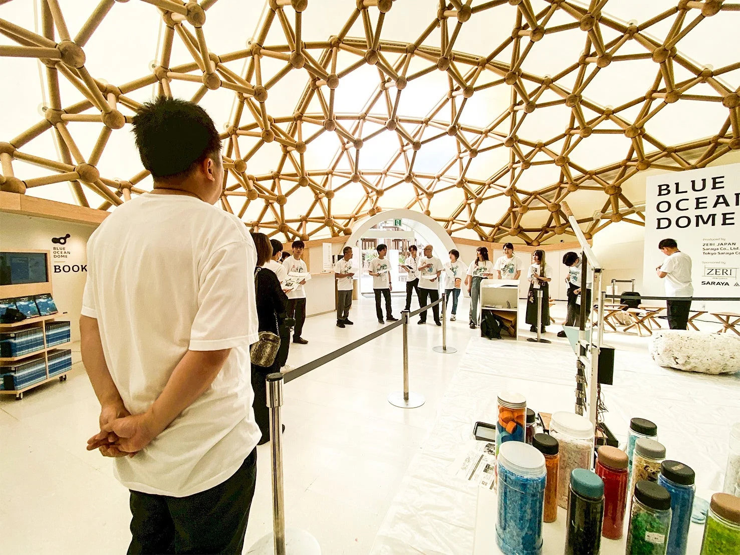 ジオデシックドーム内の展示会