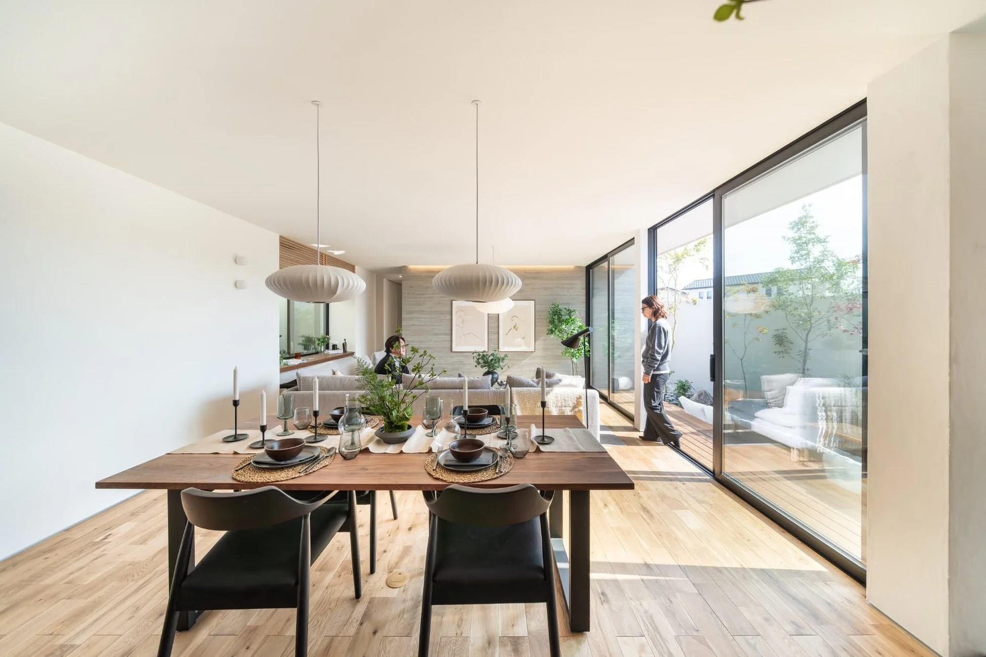 明るく開放的なリビングダイニング