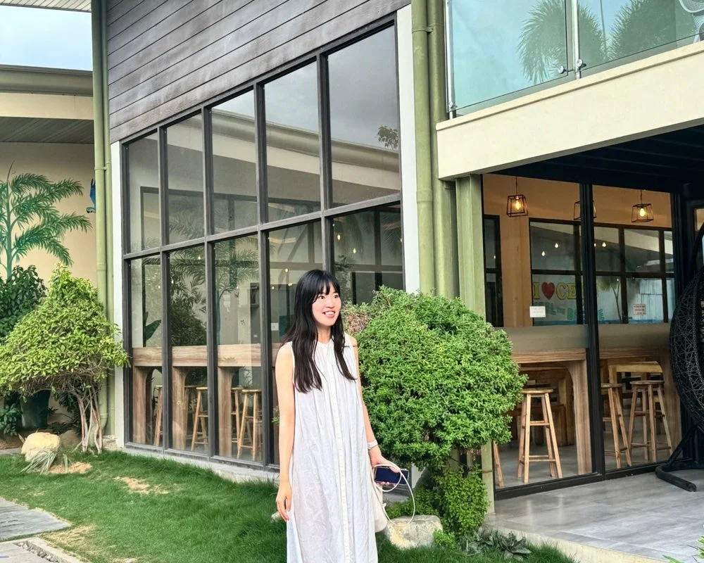 I.BREEZEのモダンな建物と屋外カフェ