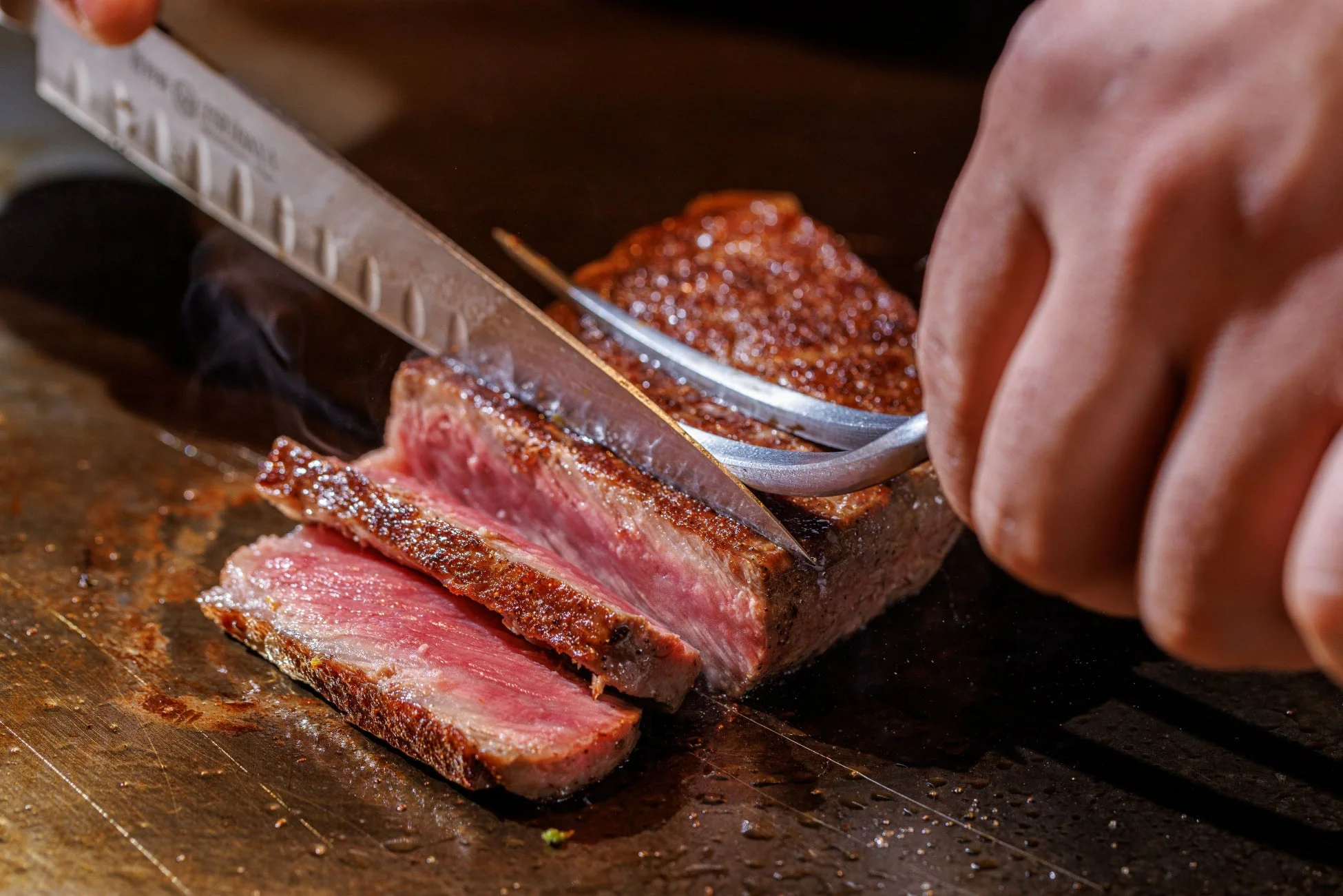 丁寧にスライスされるステーキ