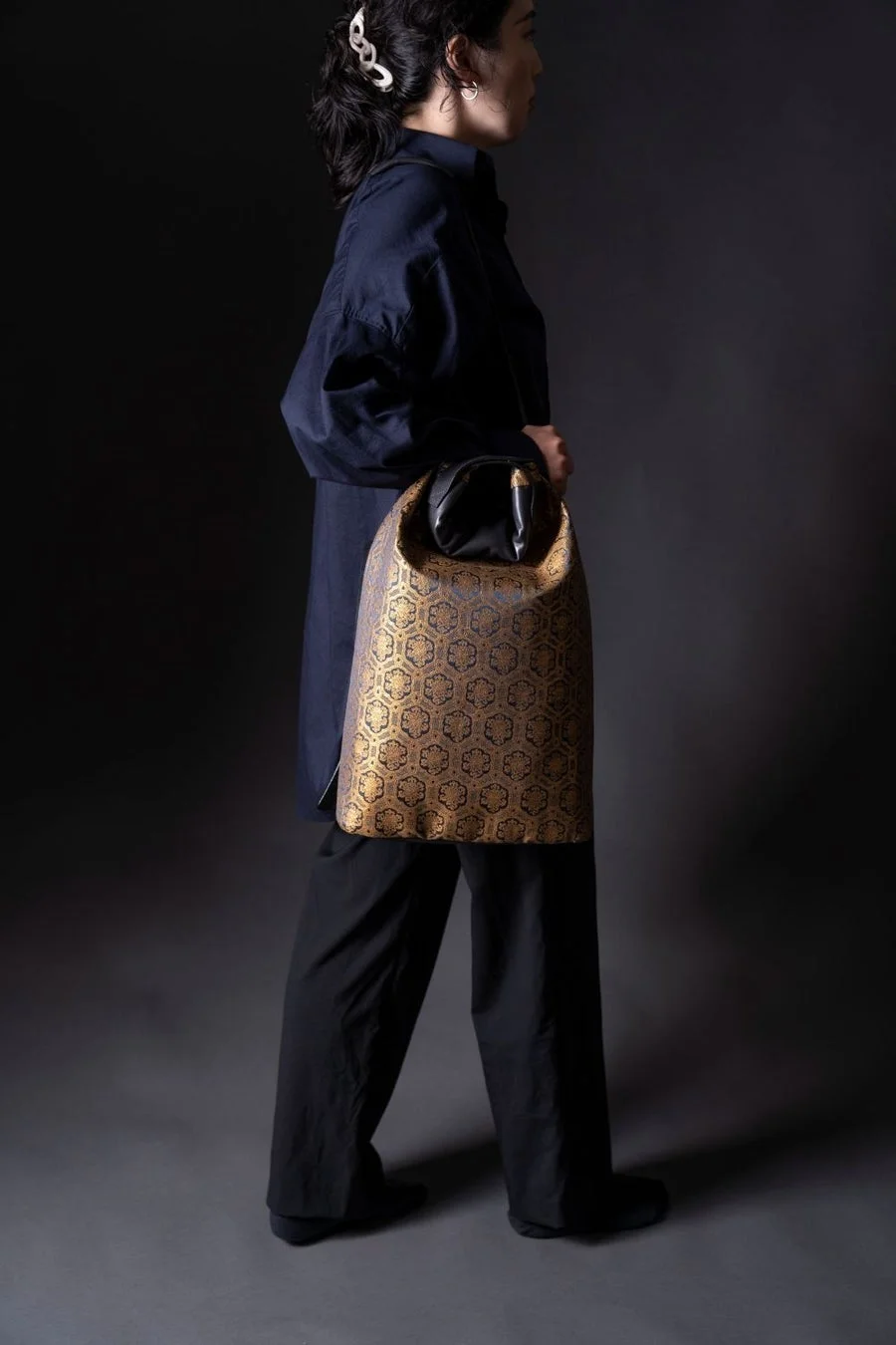 女性が金襴バッグを持っている様子
