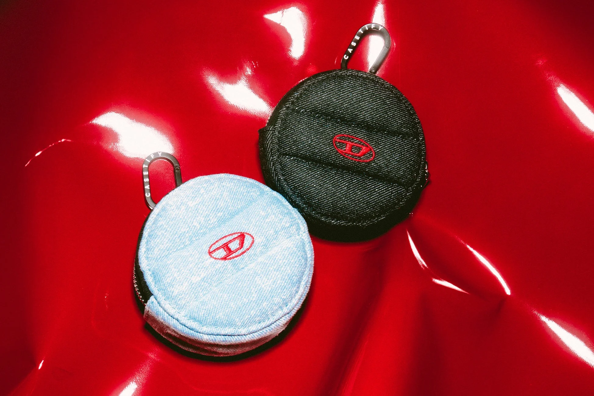 DIESELロゴのデニム素材丸いポーチ