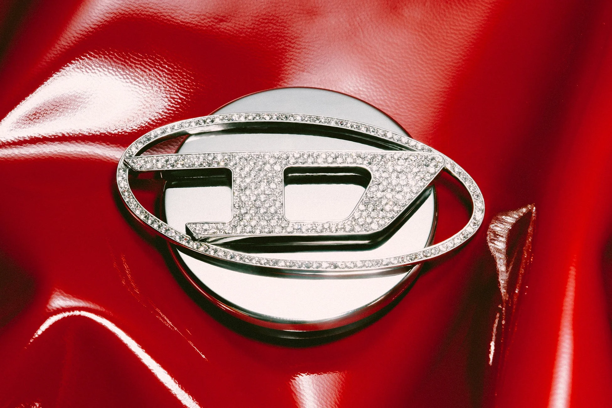 ダイヤモンドがちりばめられたディーゼルのDロゴ