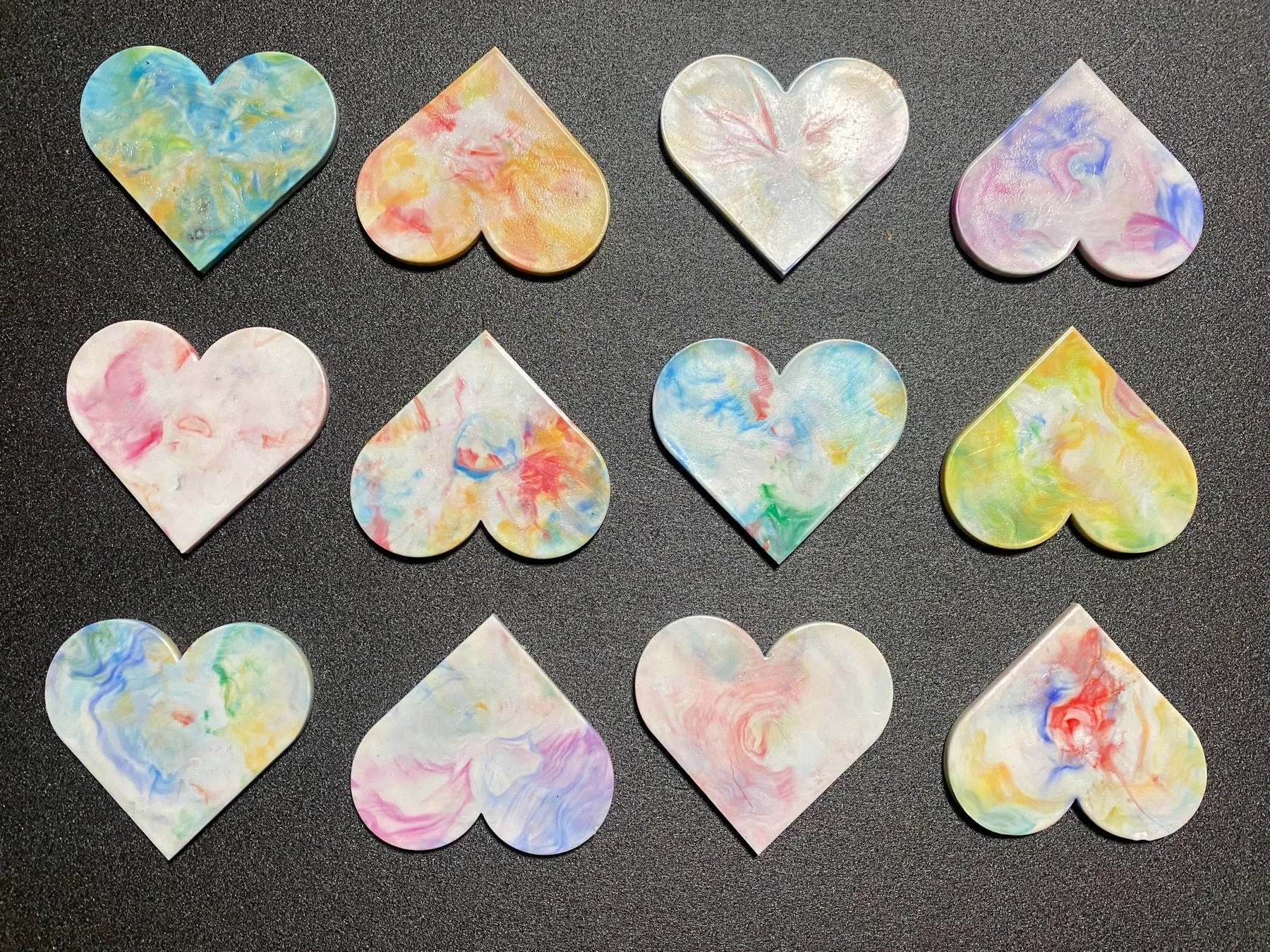 カラフルなハート形のアップサイクル品