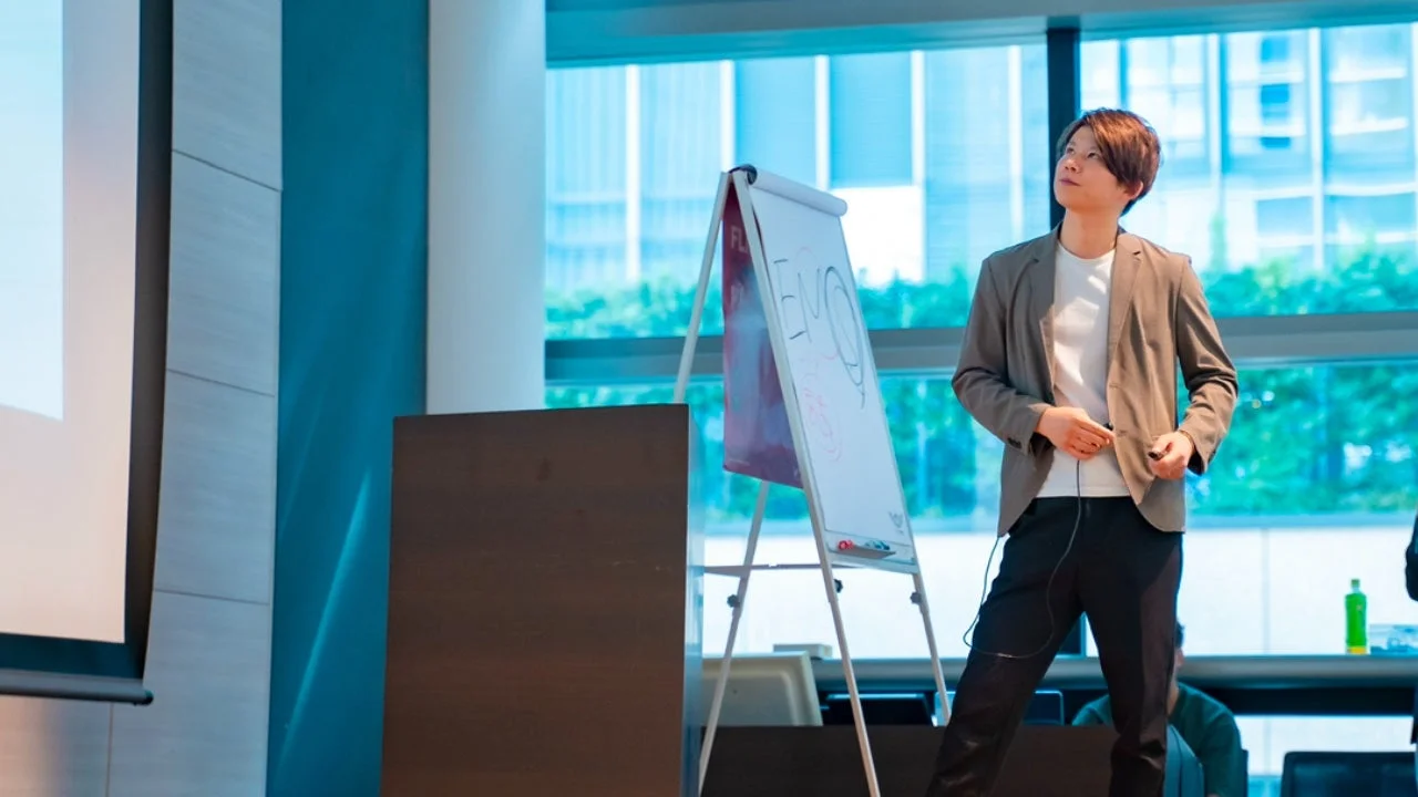 プレゼンテーションを行う男性