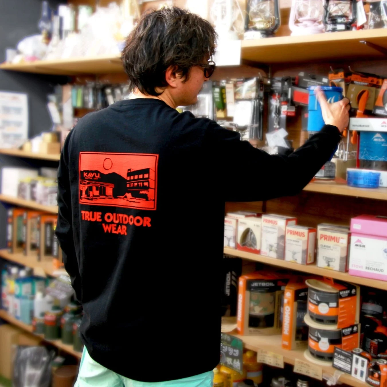 アウトドアショップで買い物をしている男性の姿