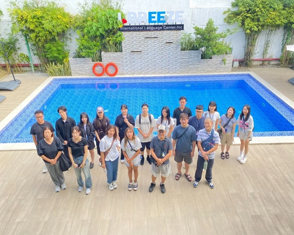 I.BREEZEのプールサイドでの多国籍な集合写真