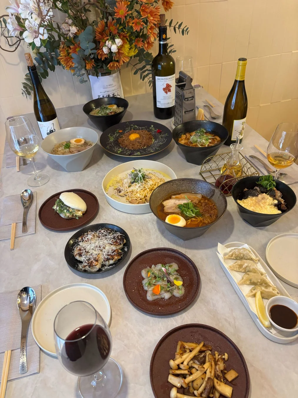 ワインや料理が並ぶ食卓の様子