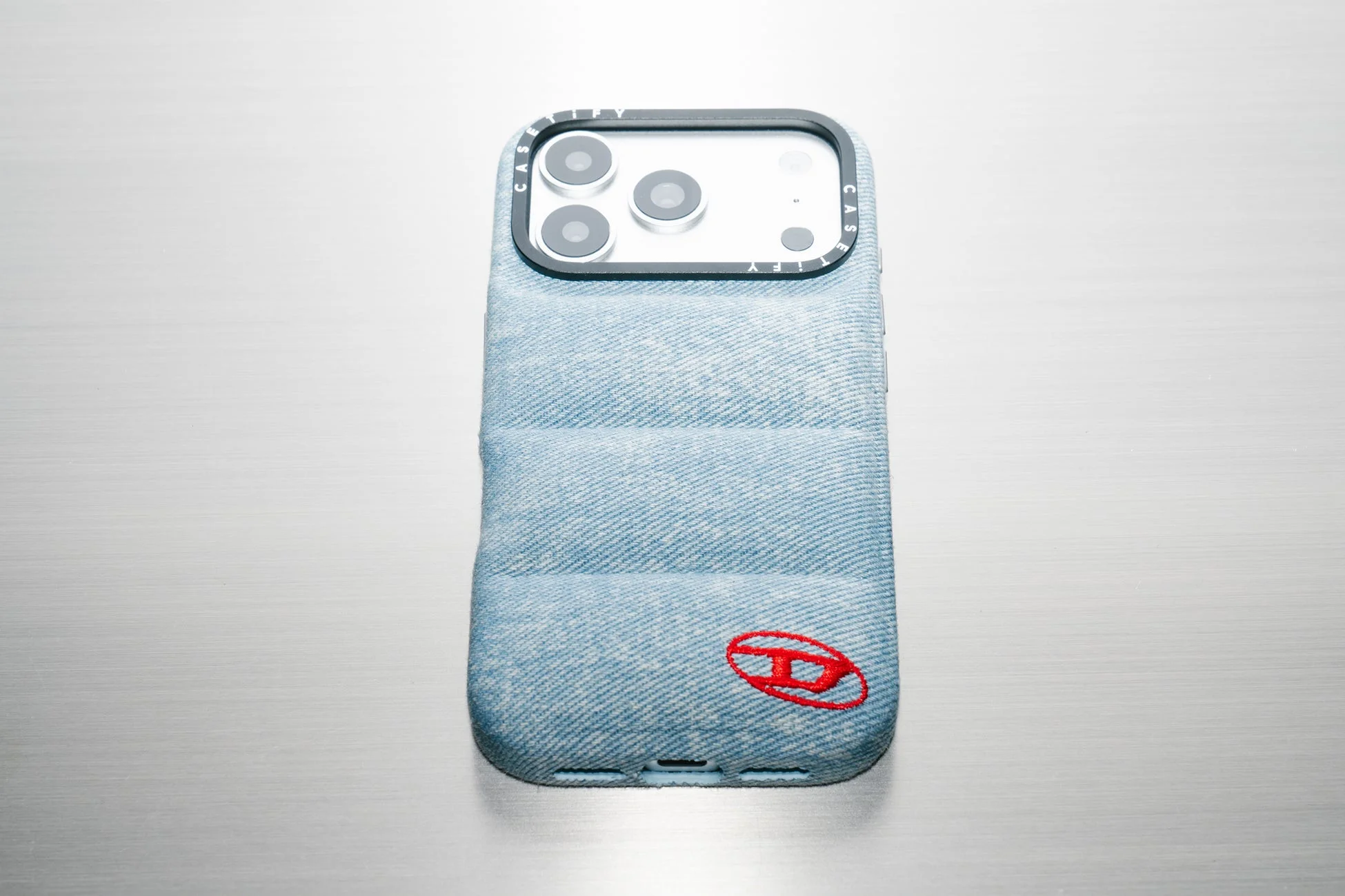 ライトブルーのデニムキルティングスマートフォンケース