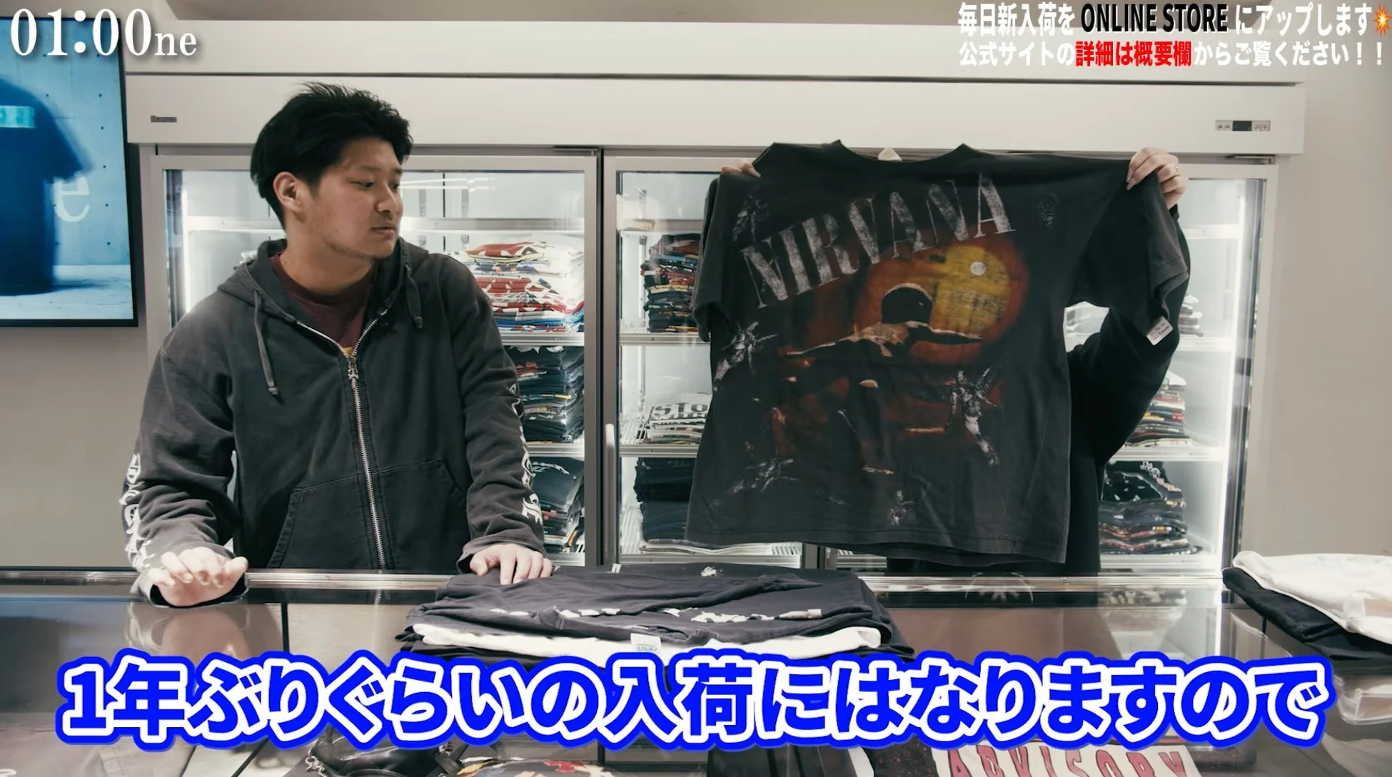 動画撮影風景、男性がNirvana Tシャツを紹介