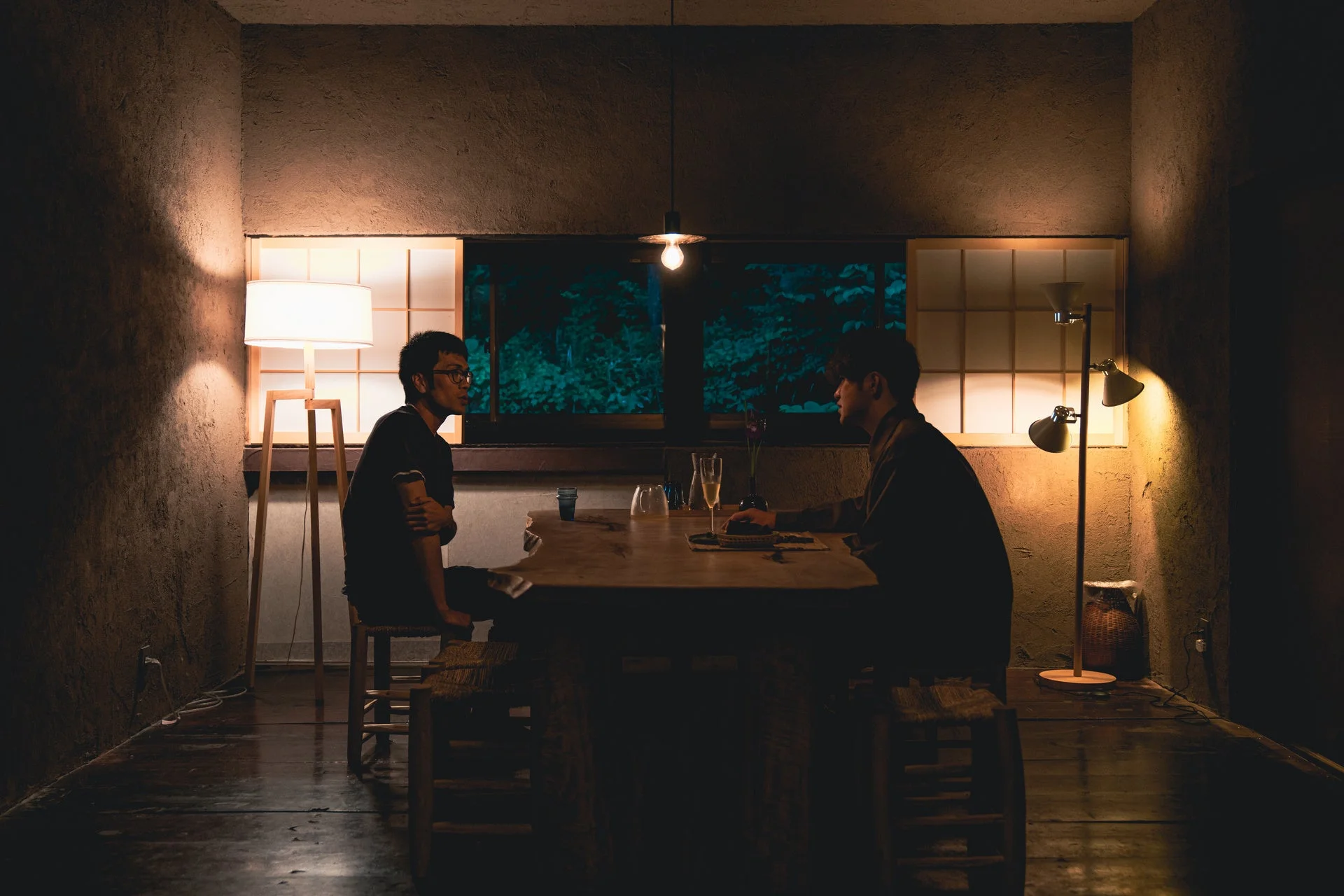 室内で対話する男性2人