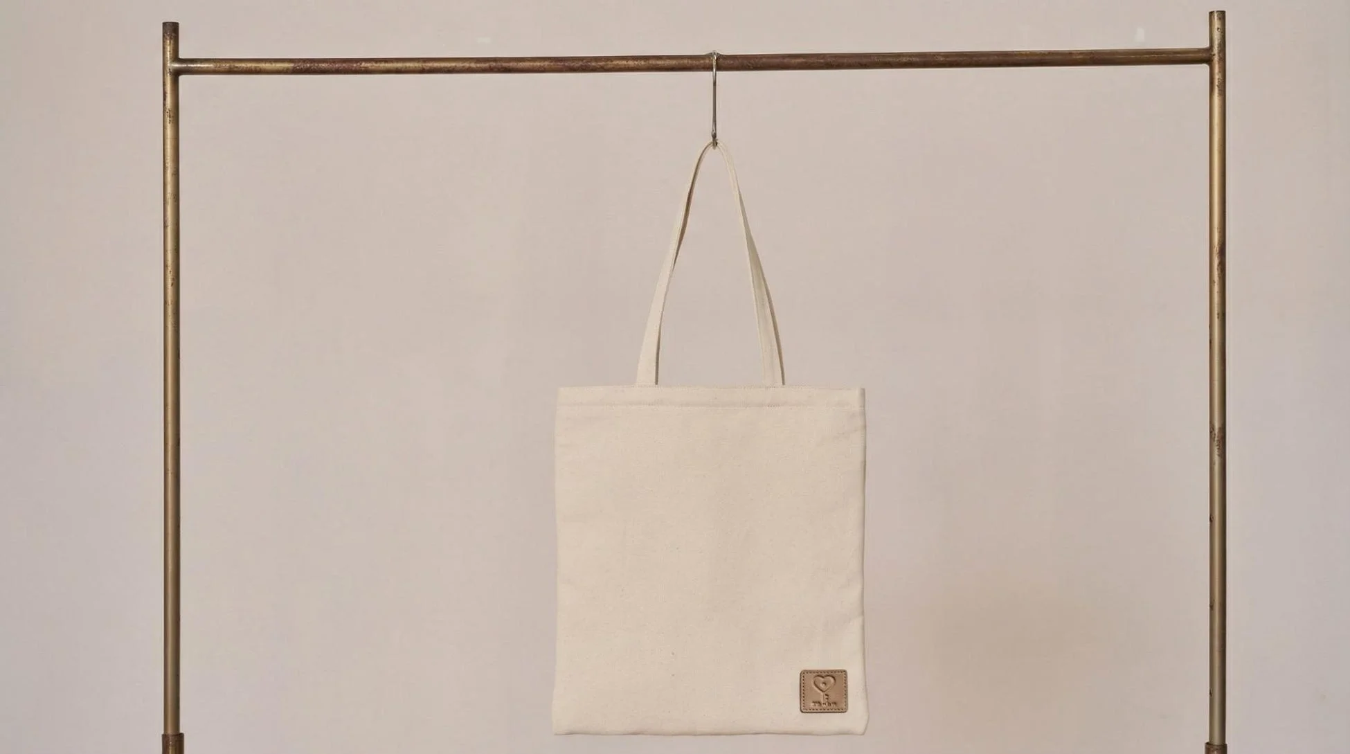 キャンバス素材のTh.anトート