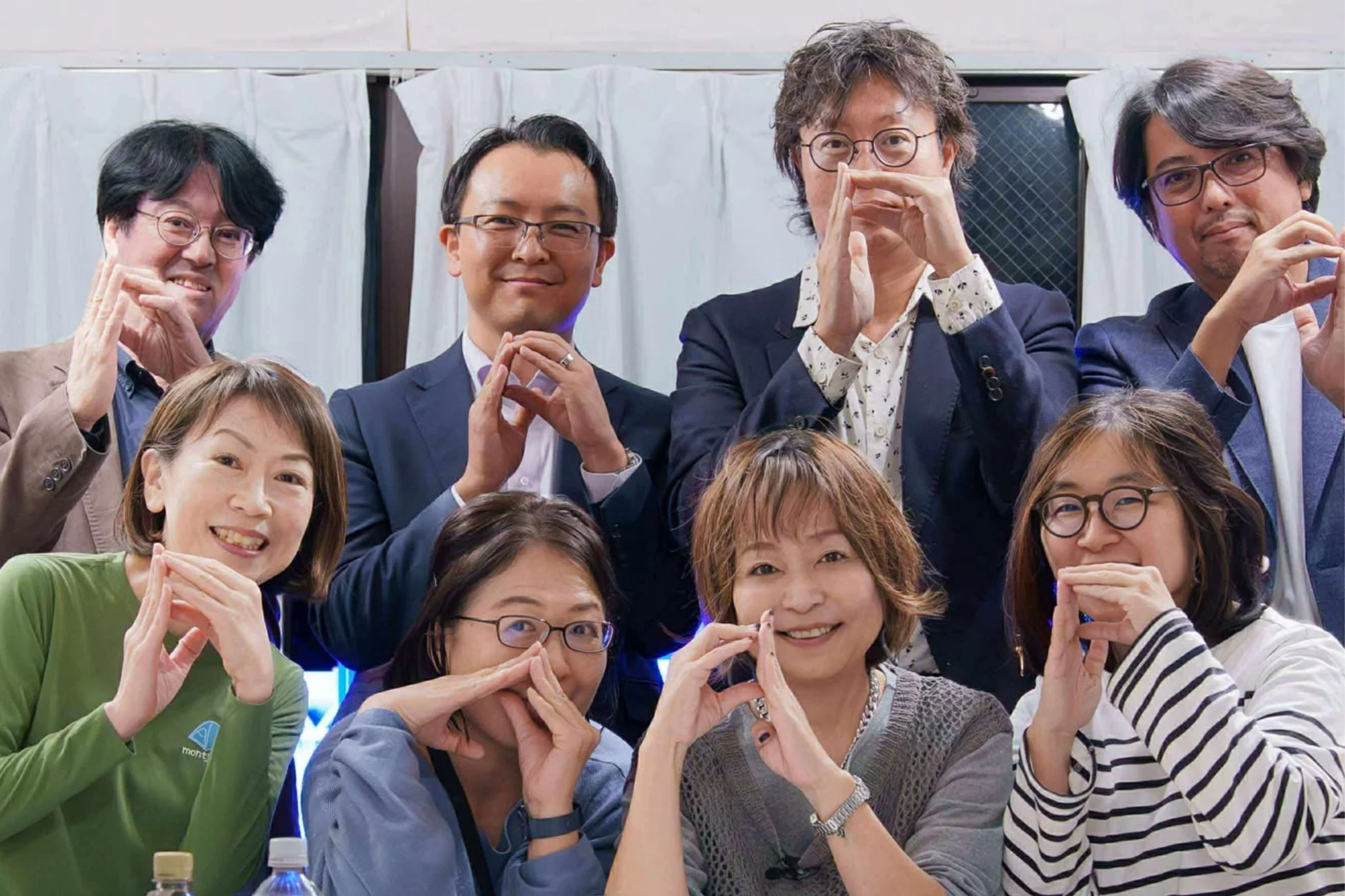 笑顔で手サインをする受講生たち