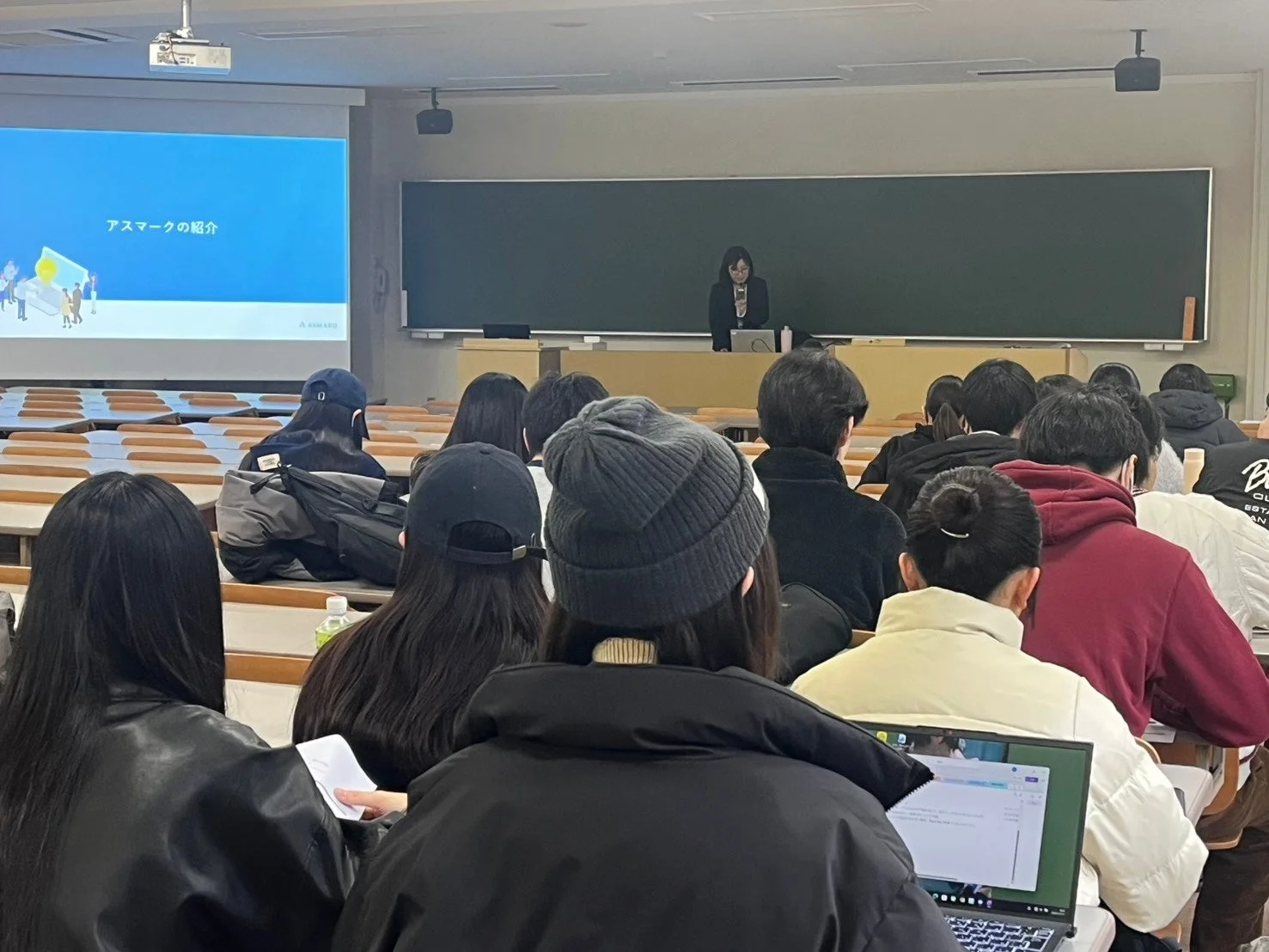 講義を受ける学生たち