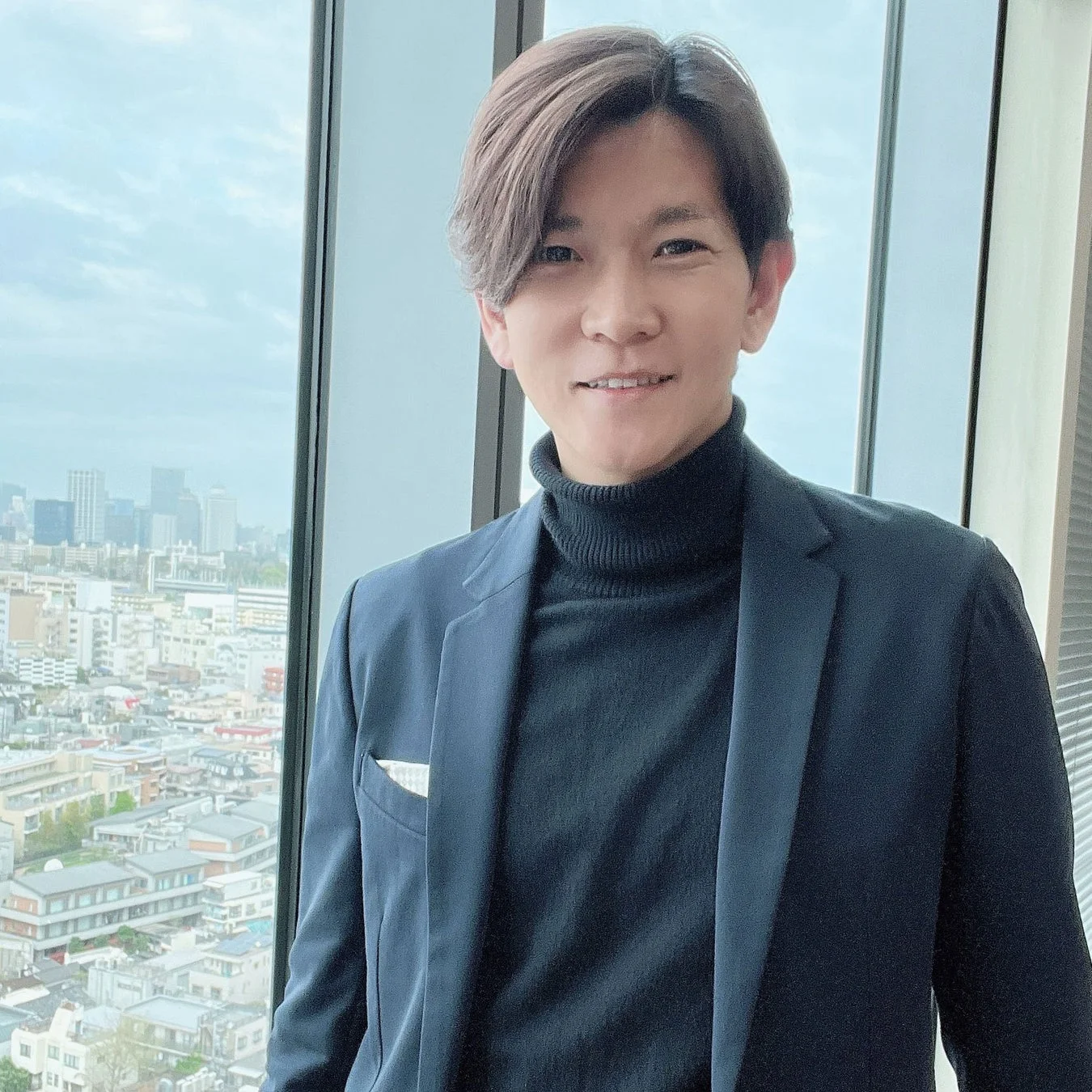 スーツとタートルネックを着た男性