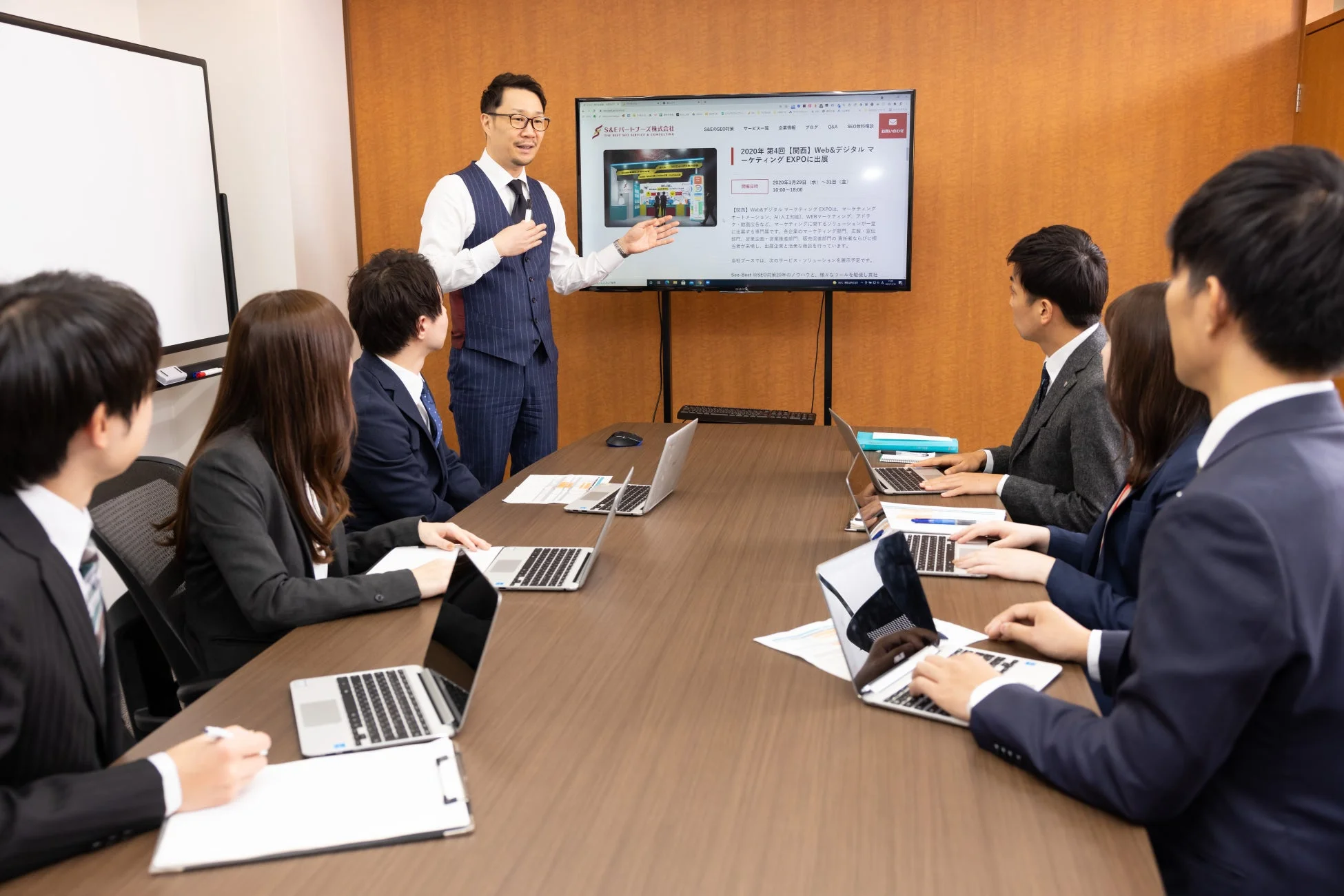 S&Eパートナーズの企業活動を示す会議室でのプレゼンテーション風景