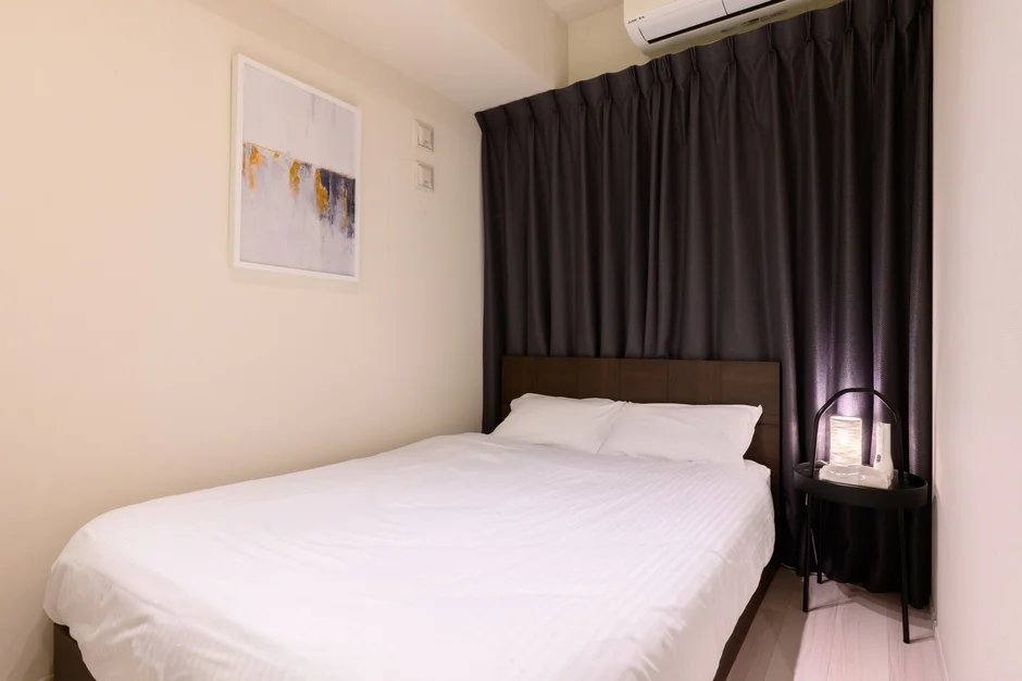 シンプルで落ち着いた雰囲気の寝室